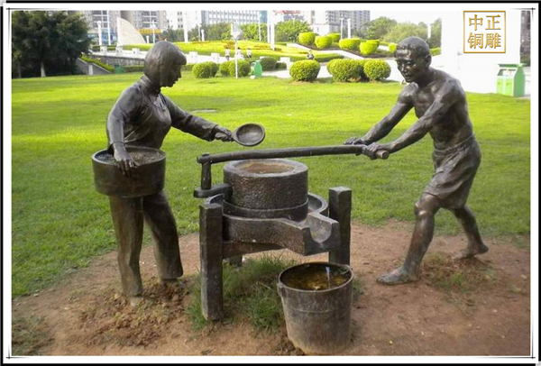 推石磨民俗雕塑.jpg 推石磨民俗雕塑.jpg