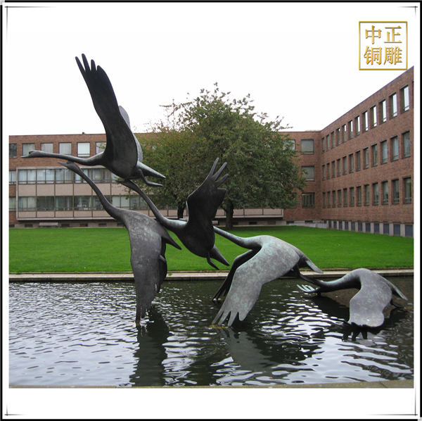 湖面天鵝雕塑.jpg 湖面天鵝雕塑.jpg