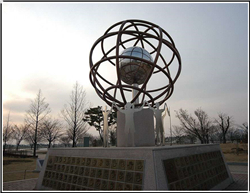 不銹鋼校園手拉手雕塑 不銹鋼校園手拉手雕塑