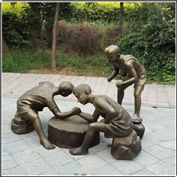 三個(gè)小男孩公園掰手腕銅雕塑 三個(gè)小男孩公園掰手腕銅雕塑