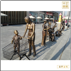 商場門前母子逛超市人物雕塑 商場門前母子逛超市人物雕塑