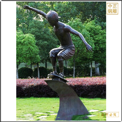少年玩滑板銅雕塑鑄造 少年玩滑板銅雕塑鑄造