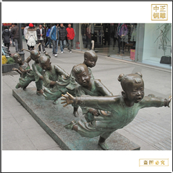 玩老鷹捉小雞人物雕塑 玩老鷹捉小雞人物雕塑